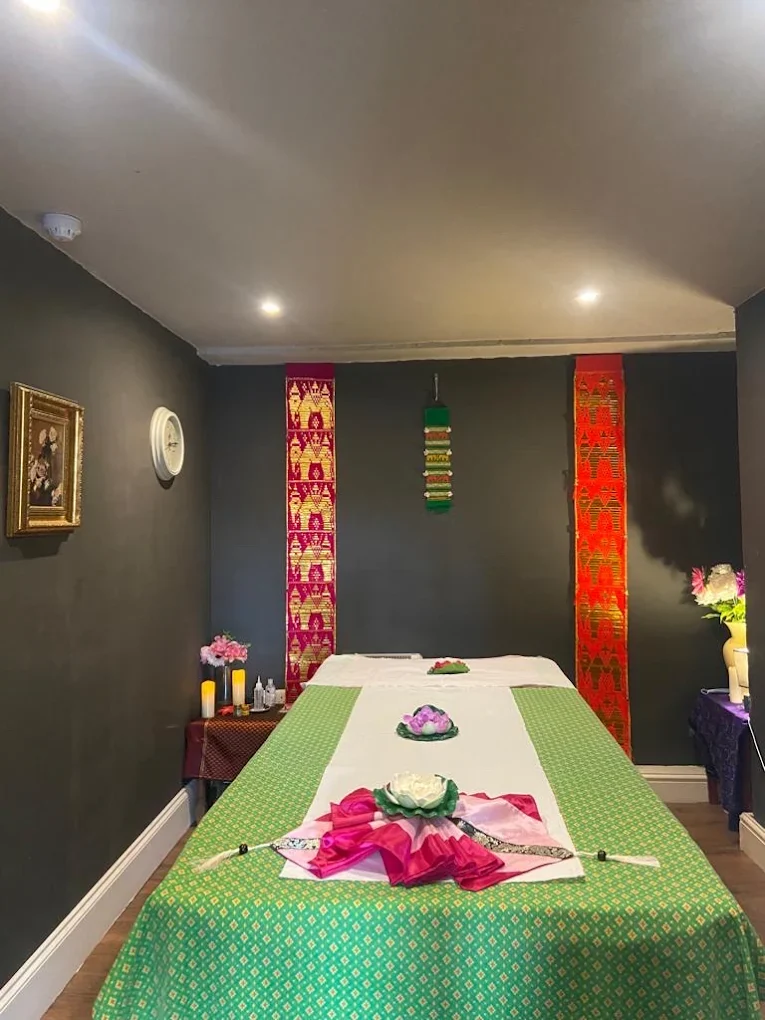 Tong Thai room with green Thai runner and floral decoration